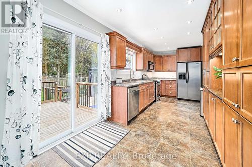 17 Eastwood Avenue N, Oshawa (Samac), ON - Indoor Photo Showing Kitchen