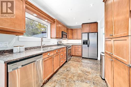 17 Eastwood Avenue N, Oshawa (Samac), ON - Indoor Photo Showing Kitchen With Double Sink