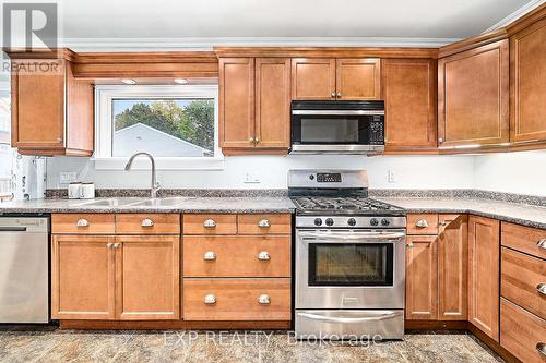 17 Eastwood Avenue N, Oshawa (Samac), ON - Indoor Photo Showing Kitchen With Double Sink
