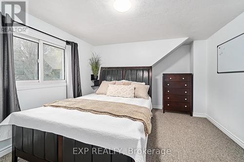 17 Eastwood Avenue N, Oshawa (Samac), ON - Indoor Photo Showing Bedroom