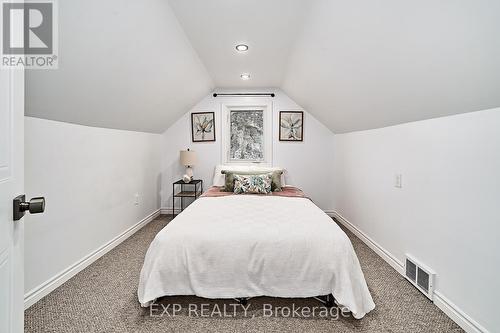 17 Eastwood Avenue N, Oshawa (Samac), ON - Indoor Photo Showing Bedroom