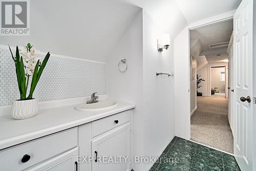 17 Eastwood Avenue N, Oshawa (Samac), ON - Indoor