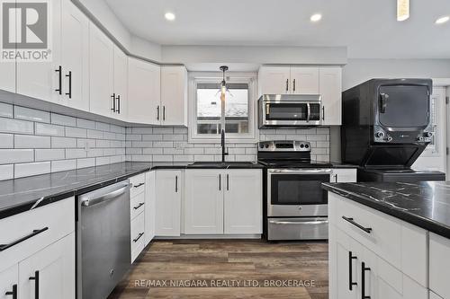 26 Colonial Street, Welland (N. Welland), ON - Indoor Photo Showing Kitchen With Stainless Steel Kitchen With Upgraded Kitchen