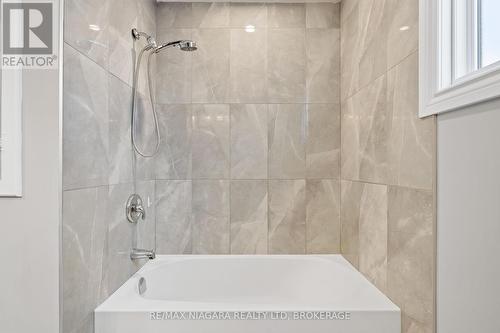 26 Colonial Street, Welland (N. Welland), ON - Indoor Photo Showing Bathroom