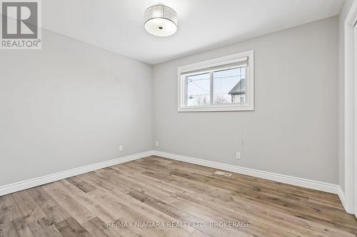 26 Colonial Street, Welland (N. Welland), ON - Indoor Photo Showing Other Room