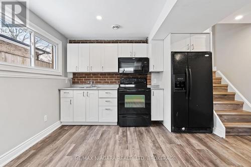 26 Colonial Street, Welland (N. Welland), ON - Indoor Photo Showing Kitchen