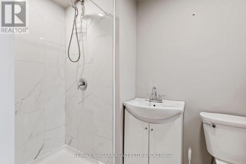 26 Colonial Street, Welland (N. Welland), ON - Indoor Photo Showing Bathroom