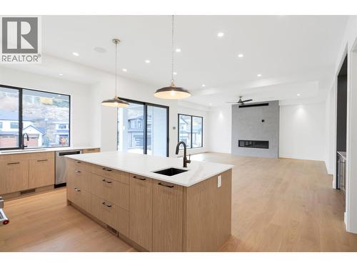 5533 Foothill Court, Kelowna, BC - Indoor Photo Showing Kitchen With Upgraded Kitchen
