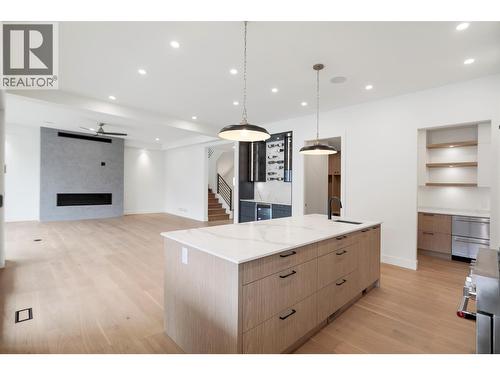 5533 Foothill Court, Kelowna, BC - Indoor Photo Showing Kitchen With Upgraded Kitchen