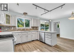 Big and bright kitchen - 