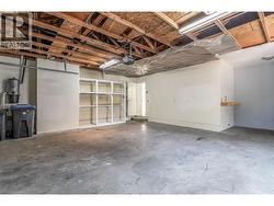 Double garage access direclty into laundry room - 