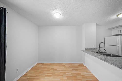 46 Holiday Place, Winnipeg, MB - Indoor Photo Showing Kitchen With Double Sink