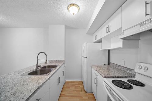 46 Holiday Place, Winnipeg, MB - Indoor Photo Showing Kitchen With Double Sink