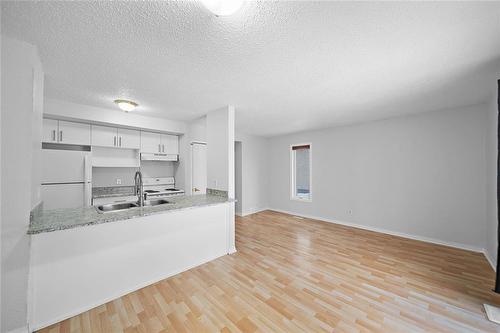46 Holiday Place, Winnipeg, MB - Indoor Photo Showing Kitchen With Double Sink
