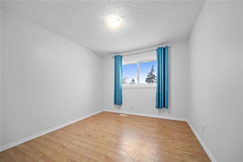 46 Holiday Place, Winnipeg, MB - Indoor Photo Showing Other Room