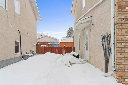 46 Holiday Place, Winnipeg, MB - Outdoor With Exterior