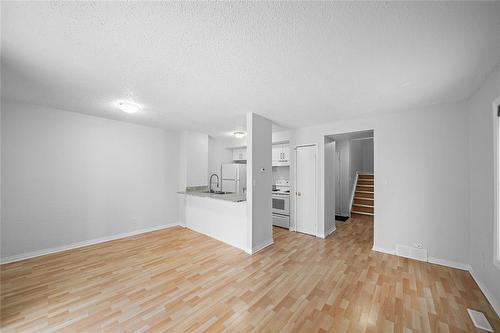 46 Holiday Place, Winnipeg, MB - Indoor