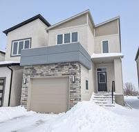 194 Moonlight Bay  Winnipeg, MB R3Y 2G2