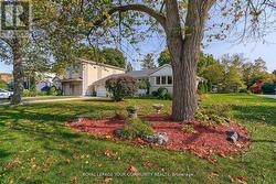 1 YEWFIELD CRESCENT  Toronto, ON M3B 2Y4