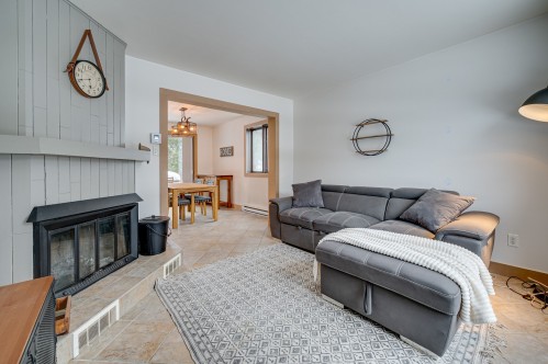 Salon - 99 Av. De La Vallée, Saint-Sauveur, QC - Indoor Photo Showing Living Room With Fireplace