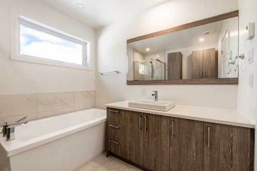 Bathroom - 3318 Rue Windsor, Longueuil (Saint-Hubert), QC - Indoor Photo Showing Bathroom