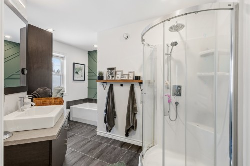 Salle de bains attenante à la CCP - 286 Rue Des Cyclistes, Bromont, QC - Indoor Photo Showing Bathroom