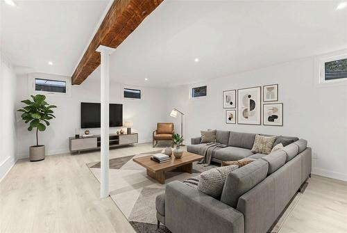 Salle familiale - 94 Av. Fieldsend, Beaconsfield, QC - Indoor Photo Showing Living Room