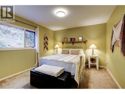 Main floor 2nd bedroom with window to back yard - 391 Braeloch Road, Kelowna, BC - Indoor Photo Showing Bedroom