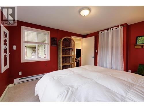 2 windows facing the front yard - 391 Braeloch Road, Kelowna, BC - Indoor Photo Showing Bedroom