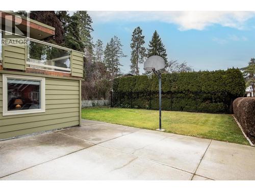 Large Lawn at the right side of the house. - 391 Braeloch Road, Kelowna, BC - Outdoor