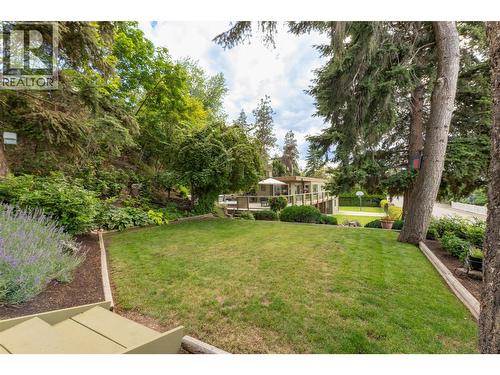 391 Braeloch Road, Kelowna, BC - Indoor Photo Showing Living Room