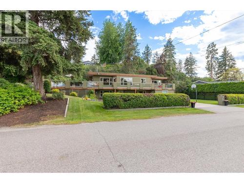 Driveway parking for 2 vehicles - 391 Braeloch Road, Kelowna, BC - Outdoor