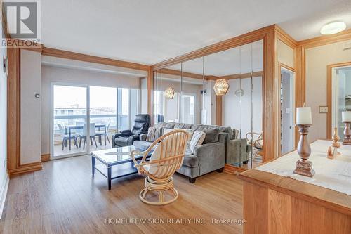 807 - 326 Major Mackenzie Drive E, Richmond Hill, ON - Indoor Photo Showing Living Room