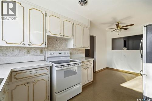 3213 Patricia Avenue, Regina, SK - Indoor Photo Showing Kitchen