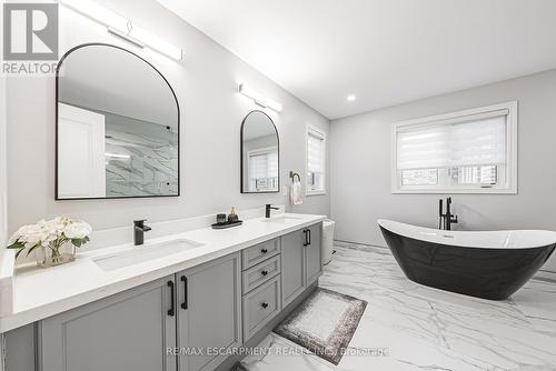 90 Robertson Road, Hamilton, ON - Indoor Photo Showing Bathroom