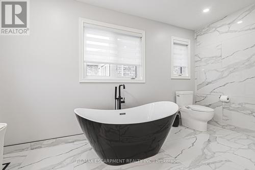 90 Robertson Road, Hamilton, ON - Indoor Photo Showing Bathroom