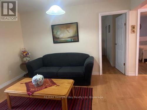 140 Wolfe Trail Nw, Tiny, ON - Indoor Photo Showing Living Room