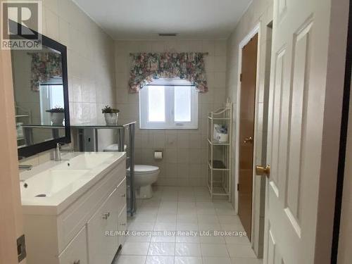 140 Wolfe Trail Nw, Tiny, ON - Indoor Photo Showing Bathroom