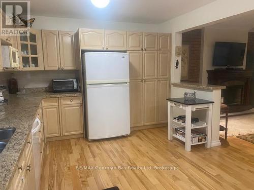Kitchen - 140 Wolfe Trail Nw, Tiny, ON - Indoor Photo Showing Kitchen
