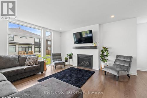 117 Orchestra Way, Ottawa, ON - Indoor Photo Showing Living Room With Fireplace