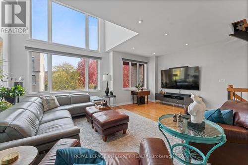 823 Petra Private, Ottawa, ON - Indoor Photo Showing Living Room