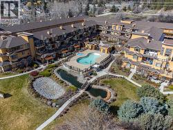 Enjoy the pool and hot tub - 