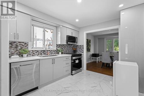 6755 Segovia Road, Mississauga, ON - Indoor Photo Showing Kitchen