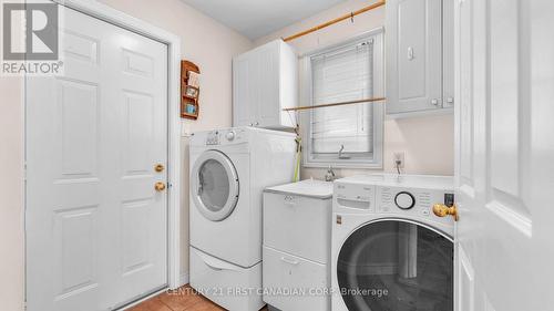 Main Floor Laundry/Mud Room off of Garage - 79 Wintergarden Road, London East (East A), ON - Indoor Photo Showing Laundry Room