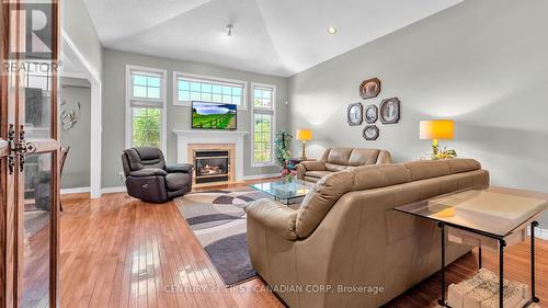 79 Wintergarden Road, London East (East A), ON - Indoor Photo Showing Living Room With Fireplace