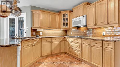 79 Wintergarden Road, London East (East A), ON - Indoor Photo Showing Kitchen