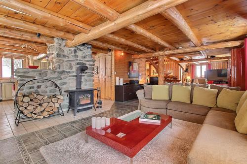 Salon - 62 Route 143, Melbourne, QC - Indoor Photo Showing Living Room With Fireplace