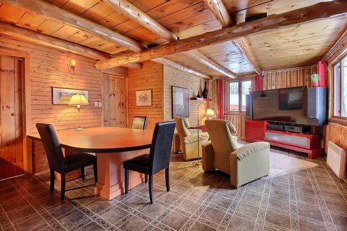 Salon - 62 Route 143, Melbourne, QC - Indoor Photo Showing Dining Room