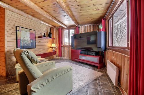 Salon - 62 Route 143, Melbourne, QC - Indoor