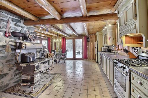 Cuisine - 62 Route 143, Melbourne, QC - Indoor